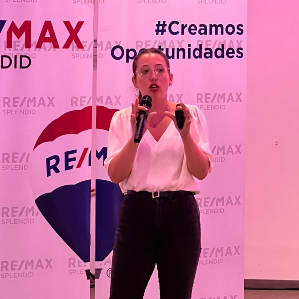 Julieta en evento RE/MAX