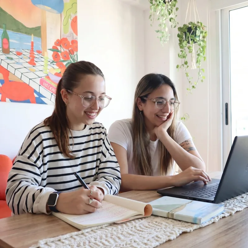 Juli y Maru, socias de JDM Agency, trabajando juntas